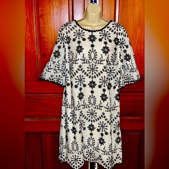 Jax Dresses & Skirts - NWT Jax Black Label White and Black embroidered Dress.  Size 14